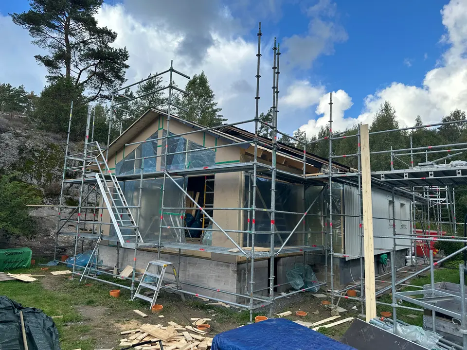 KAAB Bygg — villa under uppbyggnad med byggnadsställning